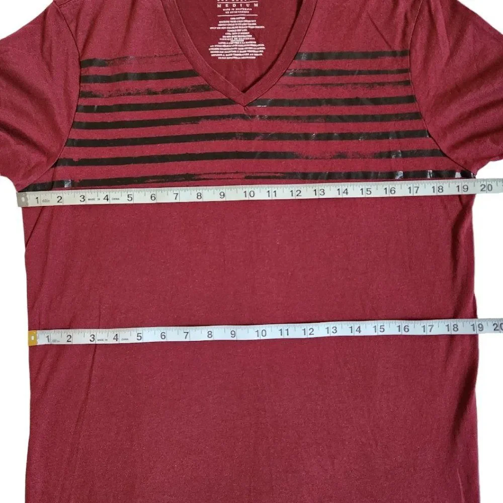 Guess burgundy red black v neck short sleeve t shirt sz M - Picture 9 of 11